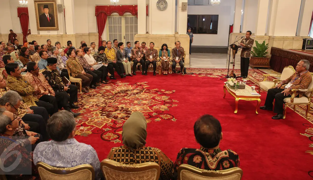 Presiden Jokowi didampingi Menteri PU-Pera Basuki Hadimuljono memberi sambutan saat peringatan Hari Habitat Dunia 2015 di Istana Negara, Jakarta, Selasa (6/10). Hari Habitat Dunia diperingati setiap Senin pertama Oktober. (Liputan6.com/Faizal Fanani)
