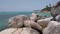 Tumpukan batu granit di pantai, sebuah harmoni yang jarang atau sulit ditemui di pantai lain. Hanya ada di Natuna. (foto: Liputan6.com / ajang nurdin)