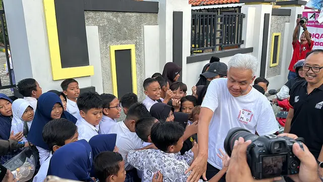 Calon presiden (capres) nomor urut tiga Ganjar Pranowo saat melakukan jalan pagi di Kelurahan Slerok, Kecamatan Tegal Timur, Kota Tegal, Jawa Tengah.