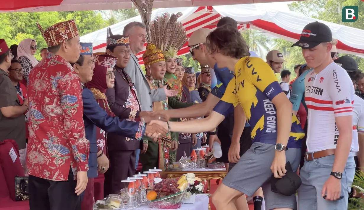 Para pembalap sepeda UCI MTB Eliminator 2024 bersalaman dengan Gubernur Kalimantan Tengah, Sugianto Sabran (kedua kiri) dan jajaran Pemprov Kalteng saat mengikuti rangkaian acara Festival Budaya Isen Mulang di Bundaran Palangkaraya, Minggu (19/5/24) pagi. (Bola.com/Ade Yusuf Satria)