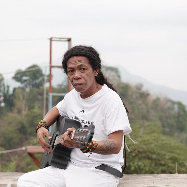 Potret gaya rambut gondrong gimbal Cak Sodiq Monata