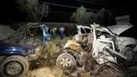 Puing-puing kendaraan yang hancur akibat bom mobil di sebuah restoran pantai di Somalia (Reuters)