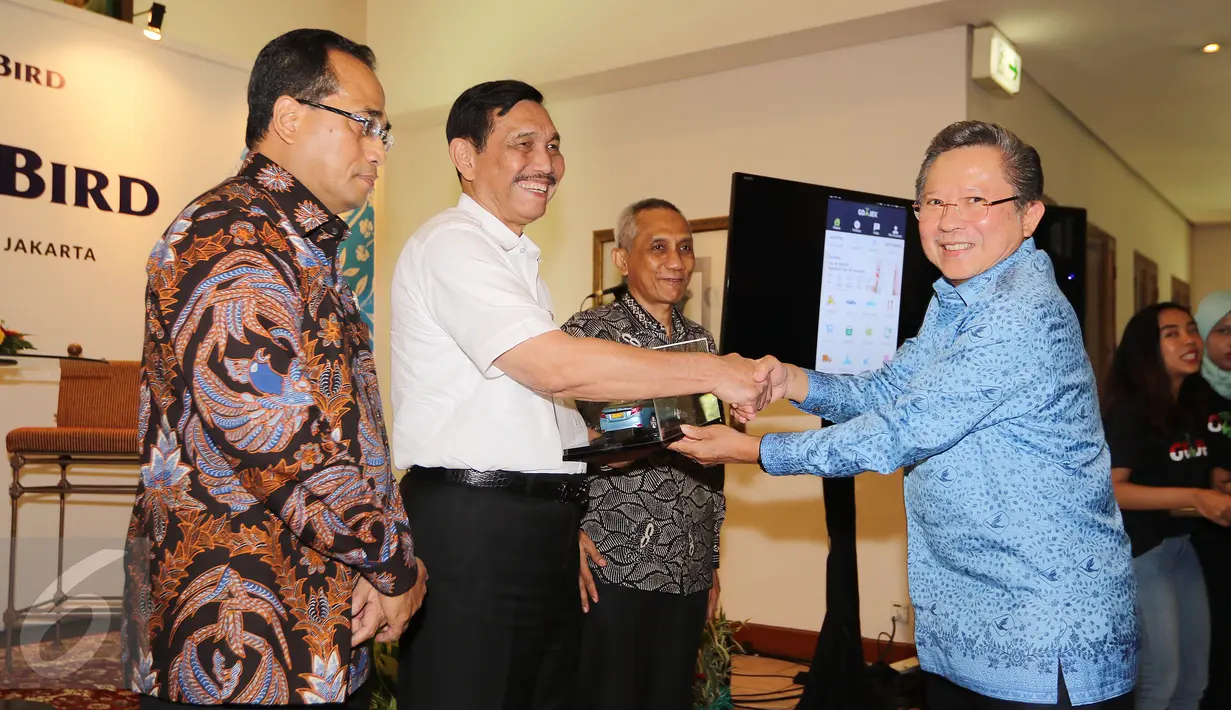 Dirut PT BLue Bird, Purnomo Prawiro memberikan cinderamata kepada Menko Kemaritiman Luhut Binsar Panjaitan dan Menteri Perhubungan Budi Karya Sumadi pada acara Kolaborasi Blue Bird dan GO-JEK di Jakarta, Kamis (30/03). (Liputan6.com/Fery Pradolo)