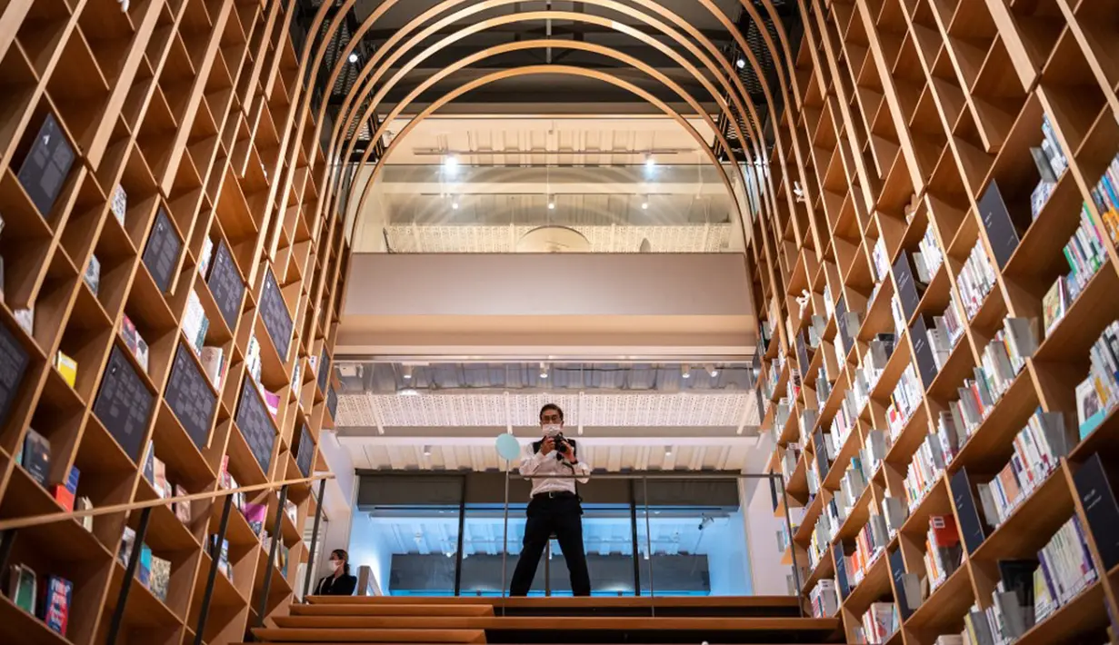 Reporter mengambil gambar saat pratinjau media dalam Rumah Sastra Internasional Waseda di Universitas Waseda, Tokyo, Jepang, 22 September 2021. Rumah Sastra Internasional Waseda yang juga dikenal sebagai Perpustakaan Haruki Murakami dirancang oleh arsitek Jepang, Kengo Kuma. (Philip FONG/AFP)