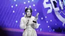 Via Vallen berhasil meraih kategori Penyanyi Dangdut Paling Ngetop dalam acara SCTV Music Awards 2018 di Studio 6 Emtek, Jakarta, Jumat (27/4). Via Vallen berhasil kembali kalahkan Ayu Ting Ting. (Liputan6.com/Faizal Fanani)