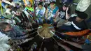 Pengunjung memainkan drum dalam perayaan "pow-wow" pada Hari Festival Masyarakat Pribumi di Randalls Island, New York, Minggu (11/10/2015). Kedatangan Christopher Colombus dianggap awal penjajahan bagi penduduk asli Amerika. (REUTERS/Eduardo Munoz)