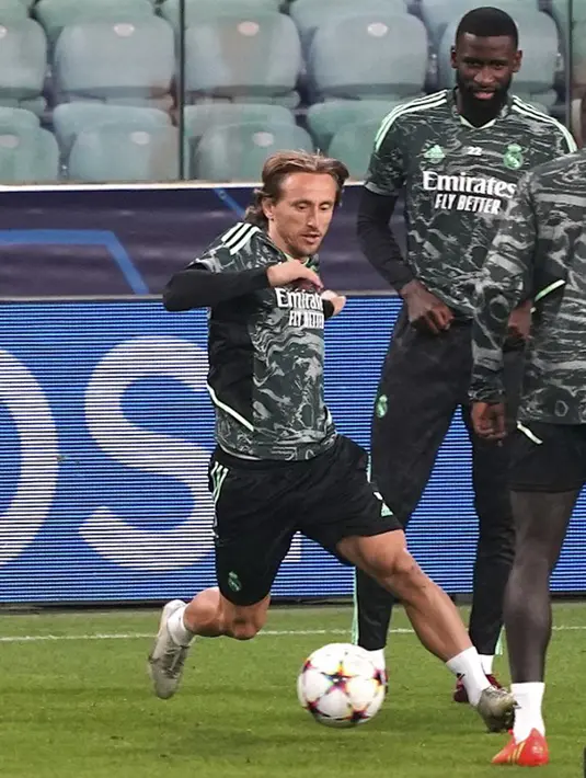<p>Pemain Real Madrid Luka Modric (kiri) saat sesi latihan di Stadion Legia Warsawa, Warsawa, Polandia, 10 Oktober 2022. Real Madrid akan menghadapi Shakhtar Donetsk pada pertandingan sepak bola putaran pertama Liga Champions. (JANEK SKARZYNSKI/AFP)</p>