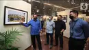 Direktur Utama Bank BTN Haru Koesmahargyo Bersama Corporate Secretary Bank BTN Ari Kurniaman meninjau Pameran Foto Anugerah Jurnalistik Bank BTN Tahun 2022 di Menara BTN, Jakarta, Kamis (10/3/2022). (Liputan6.com/HO/BTN)