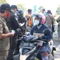 Penyekatan pengendara untuk tes Covid-19 di Jembatan Suramadu. (Dian Kurniawan/Liputan6.com)