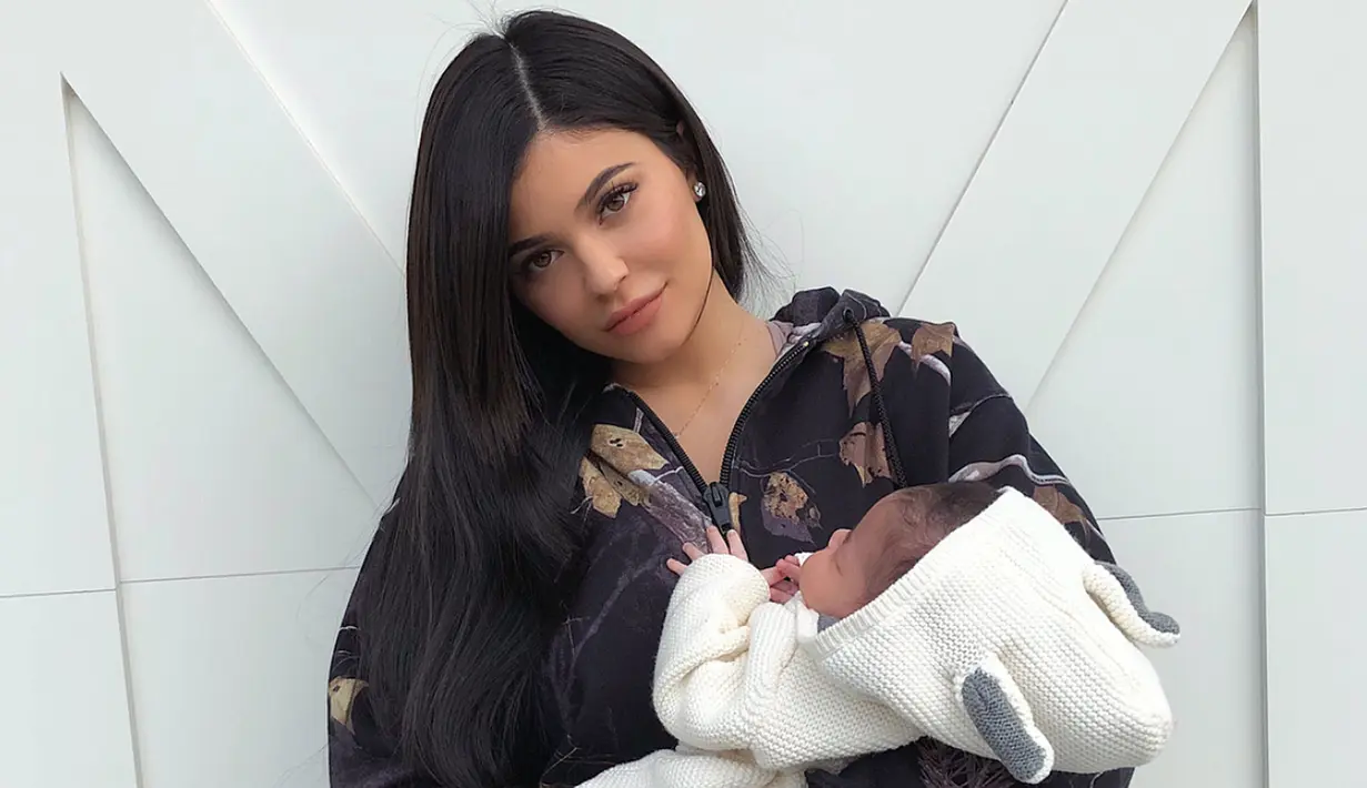 Kylie Jenner seniri mengunggah foto di Instagram Storynya memperlihatkan sebelum dan sesudah dirinya membangunkan Stormi. (instagram/kyliejenner)