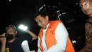Anggota DPR Fraksi Golkar Bowo Sidik Pangarso usai menjalani pemeriksaan perdana di Gedung KPK, Jakarta, Selasa (2/4). Bowo diperiksa sebagai tersangka dugaan menerima suap terkait kerja sama pengangkutan pupuk melalui kapal. (merdeka.com/Dwi Narwoko)