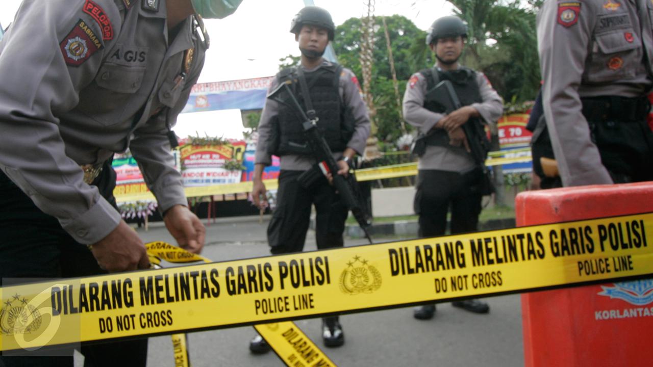 20160705-Lokasi Bom Bunuh Diri di Polresta Surakarta Dipasang Garis Polisi-Solo