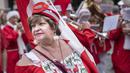 Seorang wanita saat mengikuti parade Kongres Dunia Sinterklas  tahunan di Kopenhagen, Denmark (22/7/2019). Kongres pertemuan sinterklas sudah diadakan sejak tahun1957. (AP Photo/Liselotte Sabroe/Scanpix 2019)