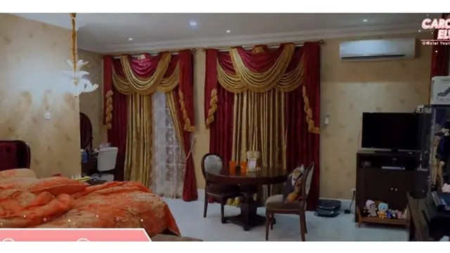 Kamar tidur Uya Kuya terlihat mewah dengan tirai bak kerajaan.