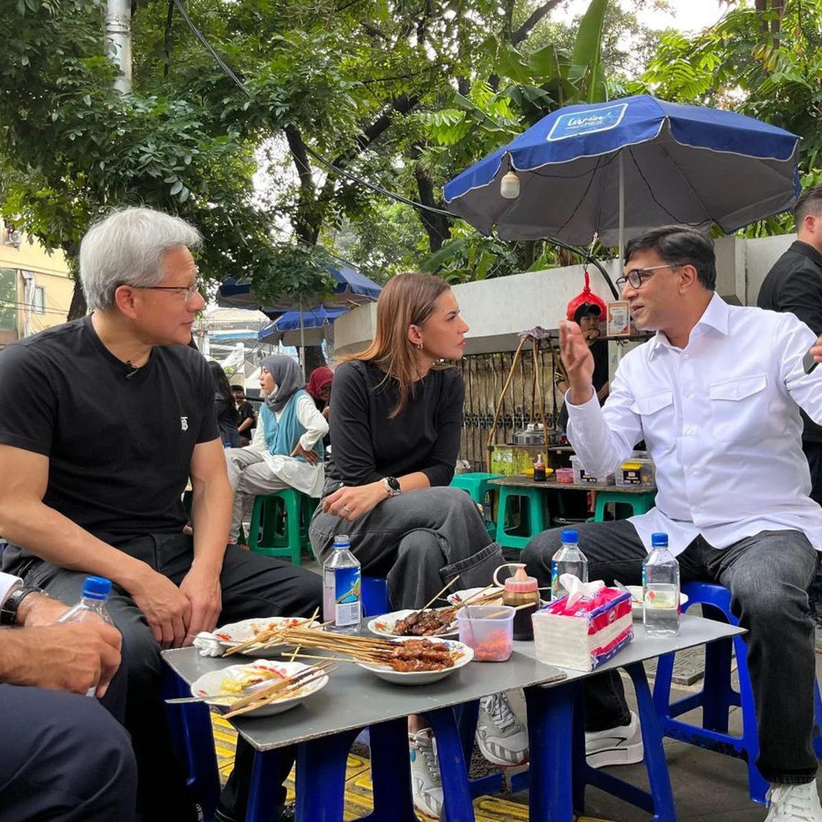 CEO Nvidia Jensen Huang, Najwa Shihab, dan CEO Indosat Vikram Sinha sedang mengobrol di warung Gultik Blok M. Gambar dari unggahan instagram CEO @Indosat Ooredoo Hutchison Vikram Sinha.