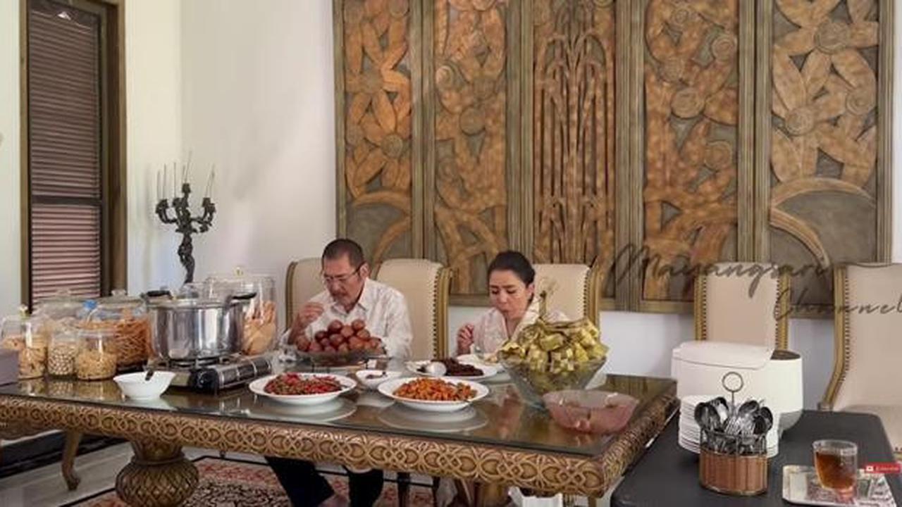 8 Potret Ruang Makan di Rumah Mayangsari dengan Konsep Klasik Modern