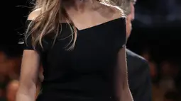 Melanie Trump, istri Donald Trump, berjalan ke atas podium ai akhir acara debat pertama Capres AS di New York, Senin (26/9). Melania tampil elegan dalam balutan gaun hitam off-shoulder seharga US$ 2.645 atau sekitar Rp 34 juta. (AFP PHOTO/POOL/Joe Raedle)