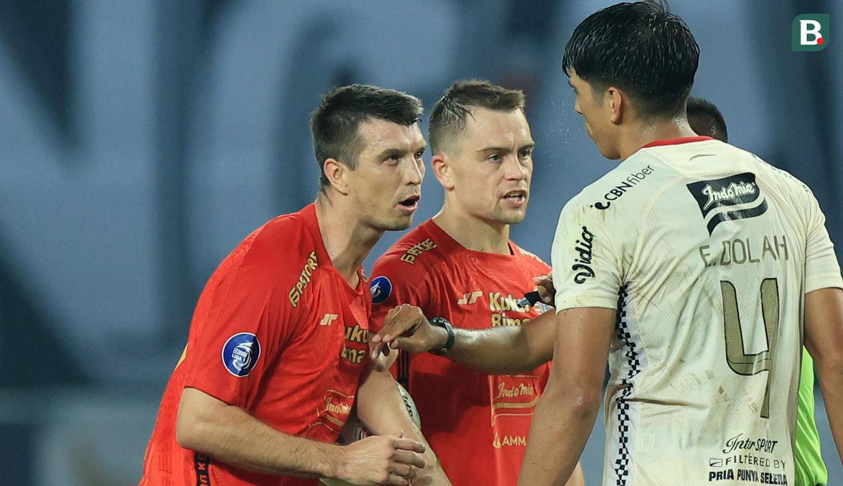 Pemain Persija Jakarta, Ondrej Kudela, bersitegang dengan pemain Bali United, Elias Dolah, pada laga pekan ke-13 BRI Liga 1 2023/2024 di Stadion Patriot Candrabhaga, Bekasi, Minggu (24/9/2023). (Bola.com/M Iqbal Ichsan)