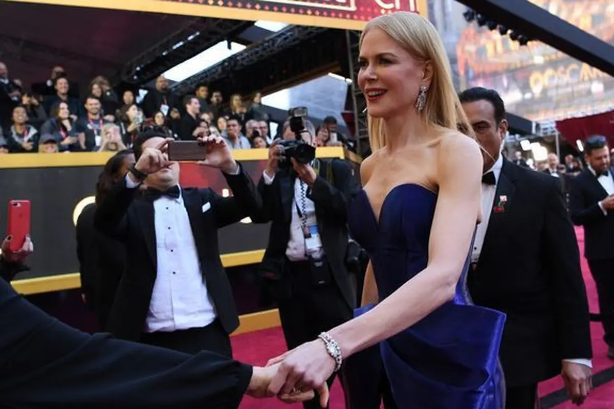 [Bintang] Oscar 2018 Red Carpet Moment: Stunning Dress dengan Warna yang Cerah