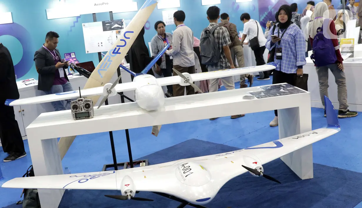 Pengunjung melihat-lihat pesawat tanpa awak yang dipamerkan pada Startup Teknologi dan Inovasi Industri Anak Negeri 2019 di Hall B Jakarta, Minggu (6/10/2019). Ajang ini memamerkan inovasi teknologi yang dikembangkan mahasiswa dan inovator dari berbagai bidang. (Liputan6.com/Helmi Fithriansyah)