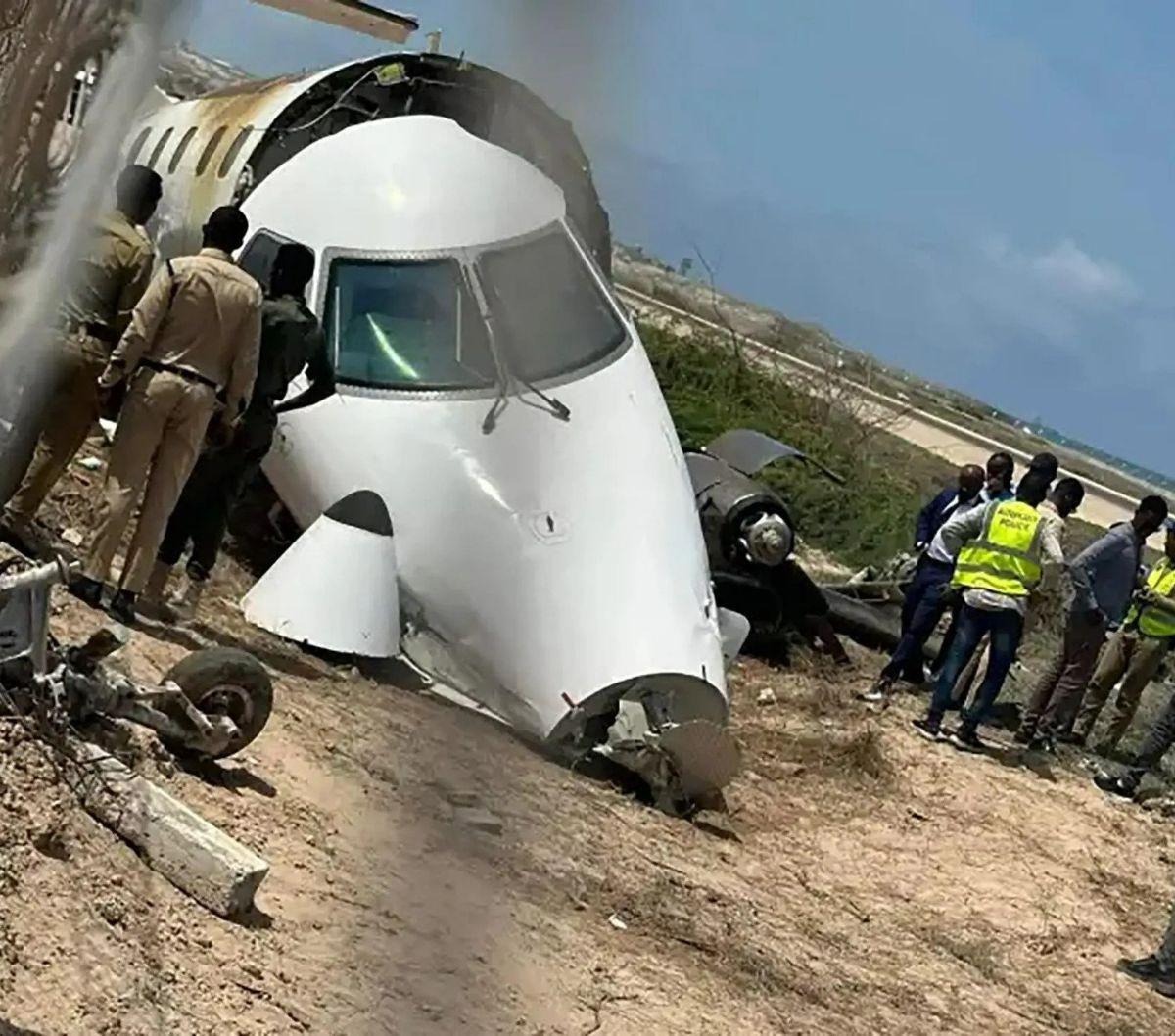 Pesawat itu tergelincir di landasan pacu tak lama setelah mendarat di Bandara Internasional Aden Abdulle pukul 12.23 Selasa waktu setempat, kata Otoritas Penerbangan Sipil Somalia yang disiarkan dalam Televisi Nasional Somalia dan dilansir laman USA Today