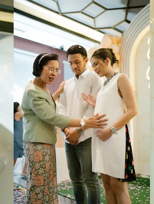 Jessica Mila tampil anggun dengan vibes keibuan di momen gender reveal. Ia tata rambutnya dengan sanggul modern dan makeup soft glam [@jscmila]