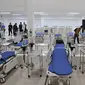 Petugas menyiapkan perlengkapan ruang isolasi Rumah Sakit Darurat Penanganan COVID-19 di Wisma Atlet, Kemayoran, Jakarta, Minggu (22/3/2019). RS Darurat Penanganan COVID-19 hampir 100 persen rampung. (merdeka.com/Iqbal S. Nugroho)
