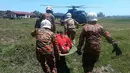 Personel AU Malaysia terlihat membawa salah satu awak pesawat tim aerobatik TNI AU Jupiter menggunakan helikopter menuju rumah sakit, Minggu (14/3/2015). (Dailymail)