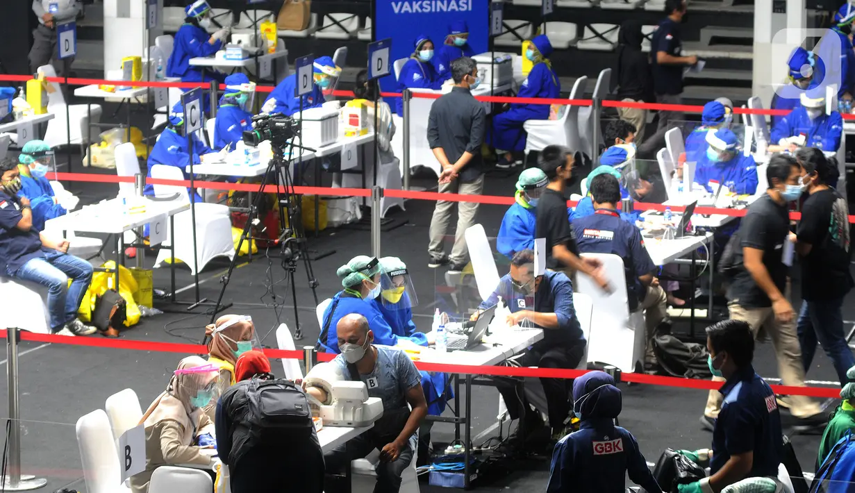 Suasana pelaksanaan proses vaksinasi COVID-19 untuk jurnalis di Hall A Basket Gelora Bung Karno, Senayan, Kamis (25/2/2021). Sekitar 5.500 jurnalis yang akan mendapatkan vaksin COVID-19  selama tiga hari pelaksanaan vaksinasi. (merdeka.com/Arie Basuki)