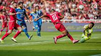 Pemain Persija Jakarta Bruno Matos mencoba mencetak gol saat melawan Persib Bandung pada Shopee Liga 1 di Stadion Utama GBK, Senayan, Jakarta, Rabu (10/7/2019). Dalam pertandingan babak pertama Persija vs Persib masih imbang 0-0. (Liputan6.com/Faizal Fanani)