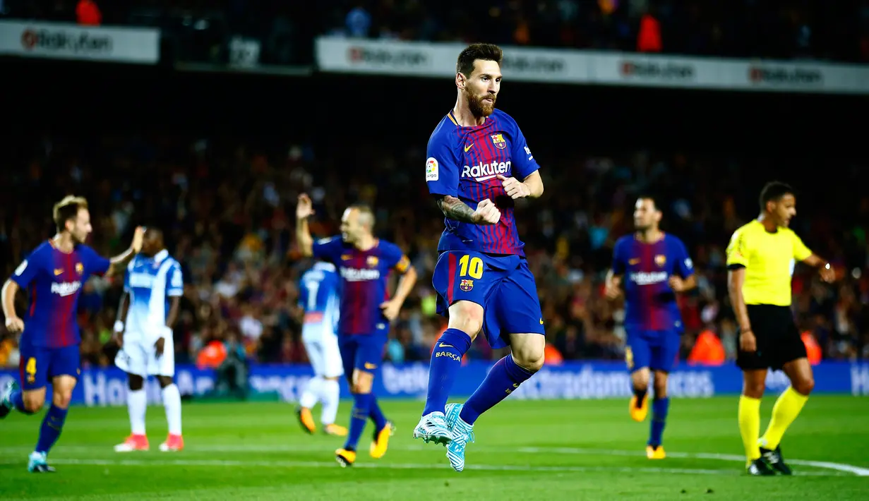 Lionel Messi melakukan selebrasi usai mencetak gol ke gawang Espanyol saat pertandingan Liga Spanyol di stadion Camp Nou, Barcelona (9/9). Dalam pertandingan tersebut Messi berhasil menyumbang tiga gol untuk kemenangan Barcelona. (AP Photo/Manu Fernandez)