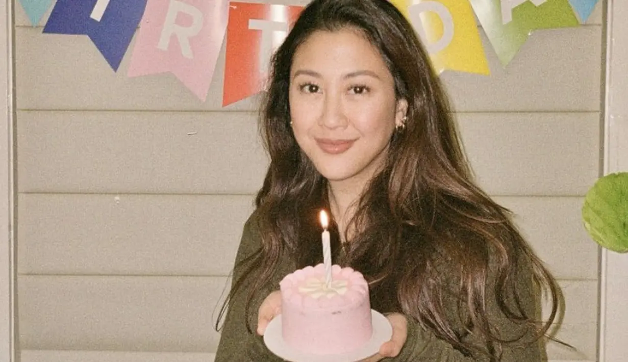 Ia selalu hadir dengan gaya rambut yang terurai dan effortless. [Foto: Instagram/ Sherina]