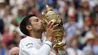 Novak Djokovic menaklukkan Matteo Berrettini untuk merebut gelar Wimbledon 2021. (AFP/Adrian Dennis)