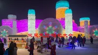 Bangunan warna-warni yang terbuat dari es menjadi daya tarik utama Festival Es dan Salju di Harbin, Tiongkok, Rabu (4/1). Festival es di Harbin sudah menjadi salah satu dari 4 festival es dan salju terbesar di dunia. ( AFP PHOTO / Nicolas ASFOURI)