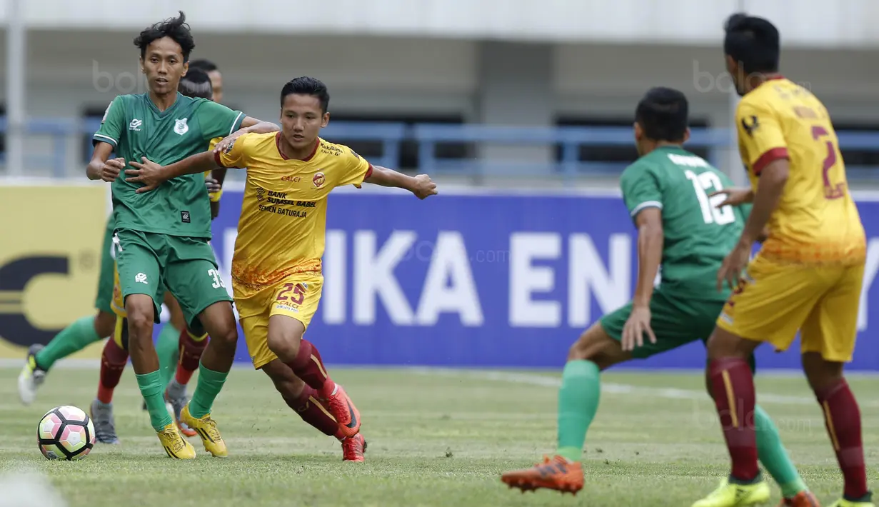 Gelandang Sriwijaya FC, Syahrian Abimanyu, berebut bola dengan bek PSMS, Amarzukih, pada laga Piala Presiden di Stadion GBLA, Bandung, Selasa (16/1/2018). Sriwijaya FC menang 2-0 atas PSMS. (Bola.com/M Iqbal Ichsan)