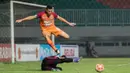Striker Borneo FC, Pedro Javier, lompat menghindari kiper PS TNI, Teguh Amiruddin. Meski berstatus sebagai tamu namun Borneo FC bermain lebih menyerang dibanding PS TNI. (Bola.com/Vitalis Yogi Trisna)