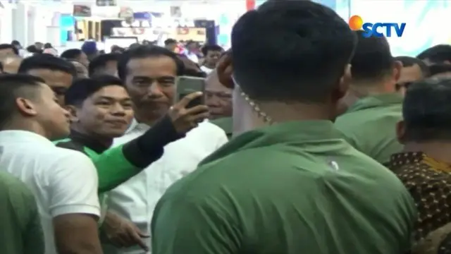 Usai resmikan tol di Lampung, Jokowi berkunjung ke sebuah mal di Palembang. Di sana, Presiden Jokowi bagikan suvenir ke sejumlah pengunjung.