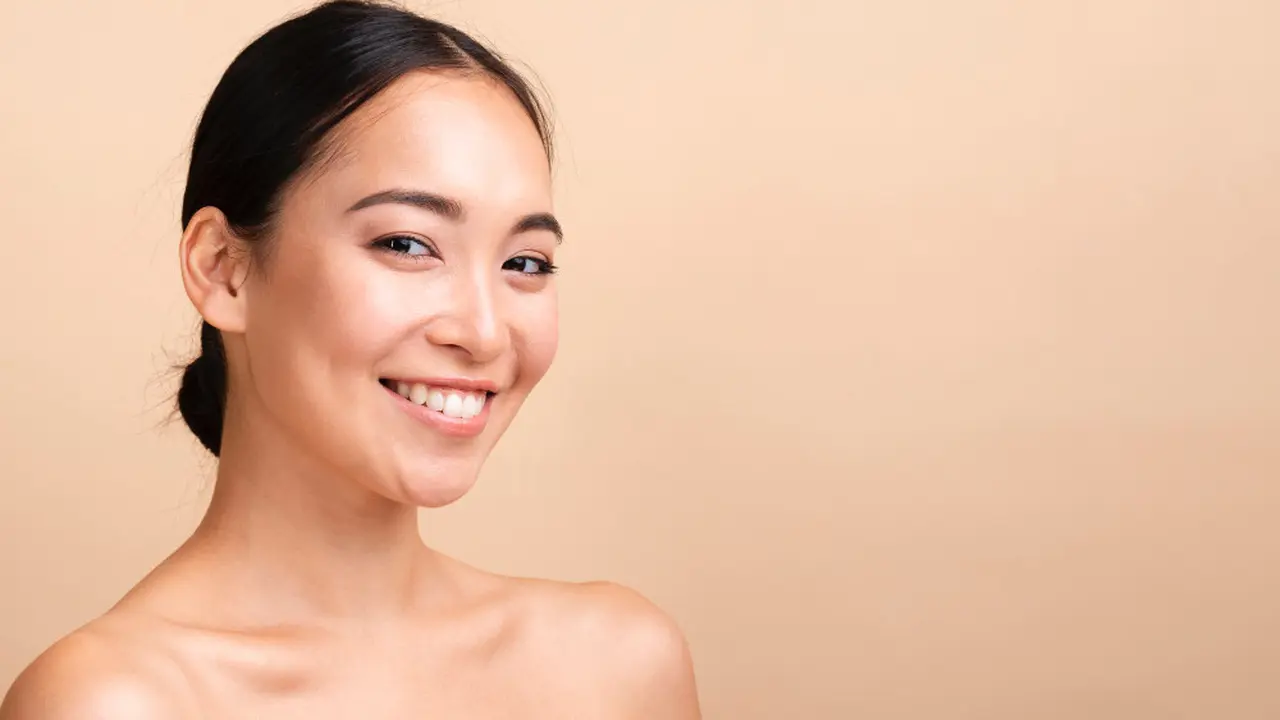 Vitamin C dan Gentle Massage, Kombinasi Tepat untuk Kulit Glowing di Pagi Hari [Dok/freepik.com]