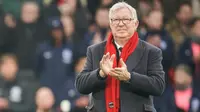 Mantan manajer dan pemain sepak bola Skotlandia, Alex Ferguson, berdiri di belakang karangan bunga saat memberikan penghormatan kepada mendiang pemain Manchester United Danny Law selama pertandingan Liga Primer Inggris antara Manchester United dan Brighton and Hove Albion di Old Trafford di Manchester, Inggris barat laut, pada 19 Januari 2025. (Ian HODGSON/AFP)