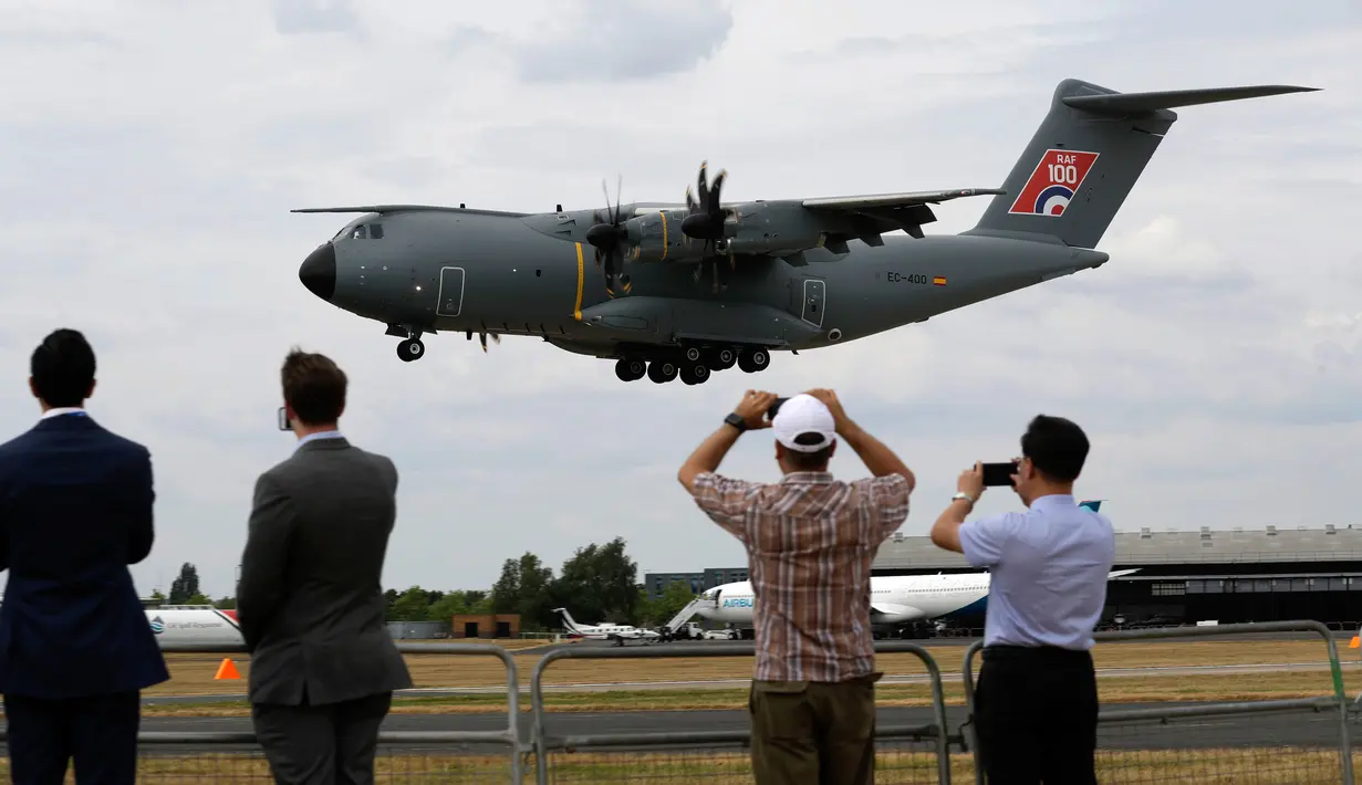 Pengunjung mengambil gambar Airbus 400M di Farnborough Airshow, London, Inggris, Senin (16/7). Farnborough Airshow menjadi medan pertempuran besar bagi raksasa kedirgantaraan Boeing dan Airbus. (AP Photo/Matt Dunham)