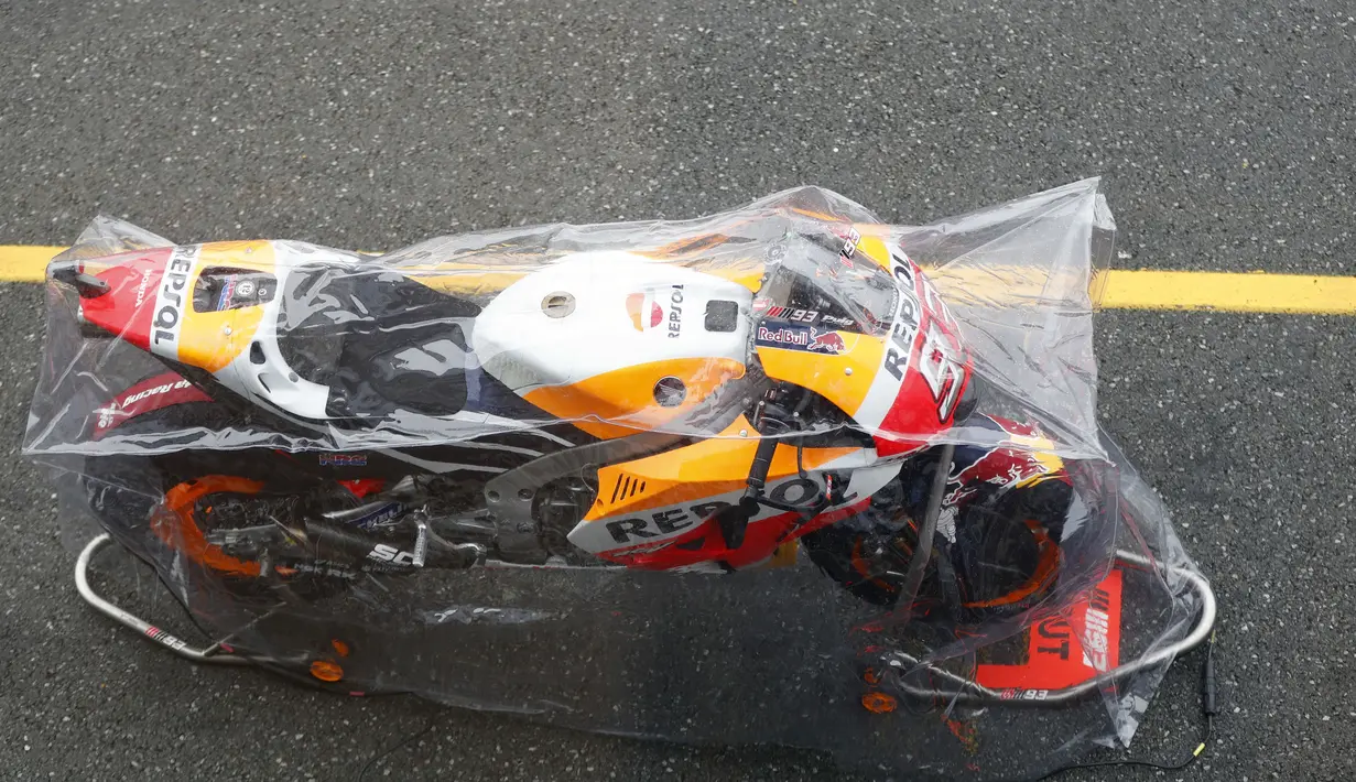 Motor milik Marc Marquez terbungkus plastik saat pemanasan jelang balapan Republik Ceska di Sirkuit Brno, (6/8/2017). (AP/Petr David Josek)