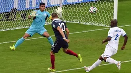 Penjaga gawang Honduras, Luis Lopez (kiri) tidak mampu meredam tendangan keras penyerang Perancis, Karim Benzema di laga penyisihan Piala Dunia 2014 Grup E di Estadio Beira-Rio, Porto Alegre, Brasil, (16/6/2014). (AFP PHOTO/Luis Acosta)