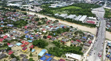 Pemandangan dari udara ini menunjukkan desa yang terendam banjir di Puchong, luar Kuala Lumpur, Malaysia, Minggu (19/12/2021). Kuala Lumpur dan perkampungan sekitarnya dilanda banjir akibat hujan deras selama dua hari. (Chan Yoke Poh/Lion Club International 308B1 via AP)