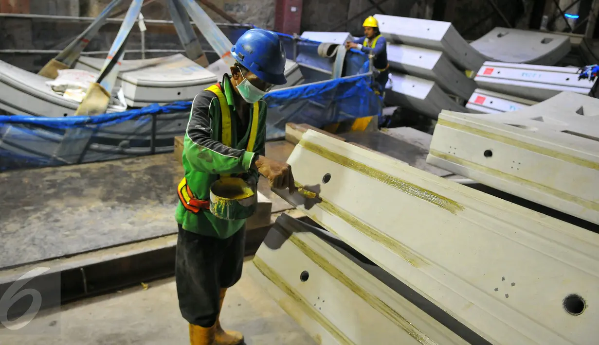 Seorang pekerja saat menyelesaikan proyek pembangunan MRT di Jakarta, Rabu (14/12). PT MRT Jakarta‎ berencana mengajukan tambahan pendanaan dari Pemerintah Jepang melalui Japan International Cooperation Agency (JICA). (Liputan6.com/Angga Yuniar)