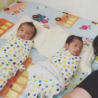 Lucunya anak kembar ustaz Solmed dan Aprile Jasmine.Ustaz Solmed tiduran dan disampingnya kedua anak kembar yang lahir pada 4 Mei 2018 silam. Kedua anaknya berbalut kain bedong. (instagram/ustad_solmed)