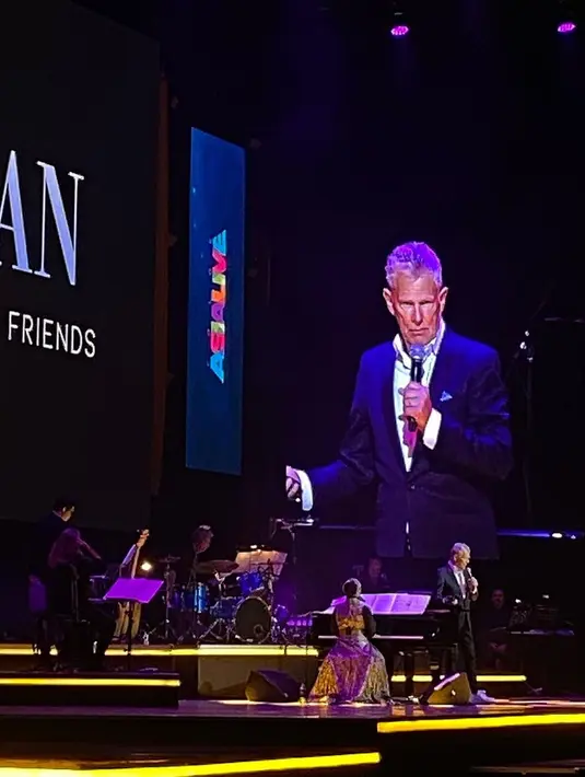 David Foster awalnya meminta Putri Ariani yang sedang duduk di piano untuk menyanyikan satu lagu hit milik Peabo Bryson. David Foster juga memberi aba-aba kepada Putri hingga akhirnya Peabo Bryson berjalan ke atas panggung. Sapaan ramah Putri pun disambut hangat oleh Bryson. (Liputan6.com/IG/@arianinismaputri)