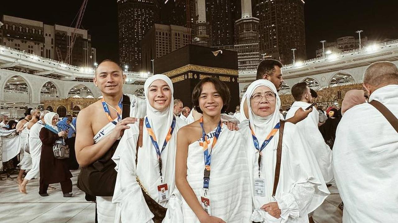 8 Foto OOTD Bunga Citra Lestari Saat Berhijab Selama Umrah di Tanah Suci