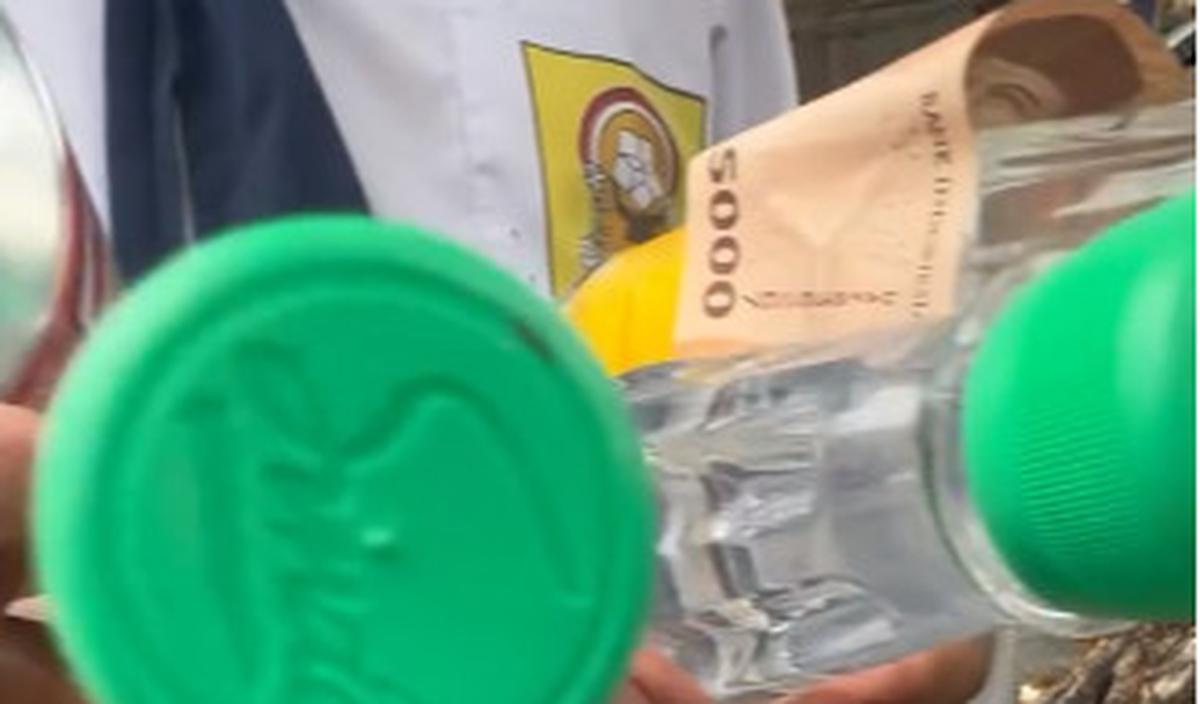 Tak terduga, si penumpang lantas menyerahkan empat botol minuman ringan ke sang pengemudi ojol. Mengetahui dapat minuman begitu banyak, si ojol seketika terkaget.