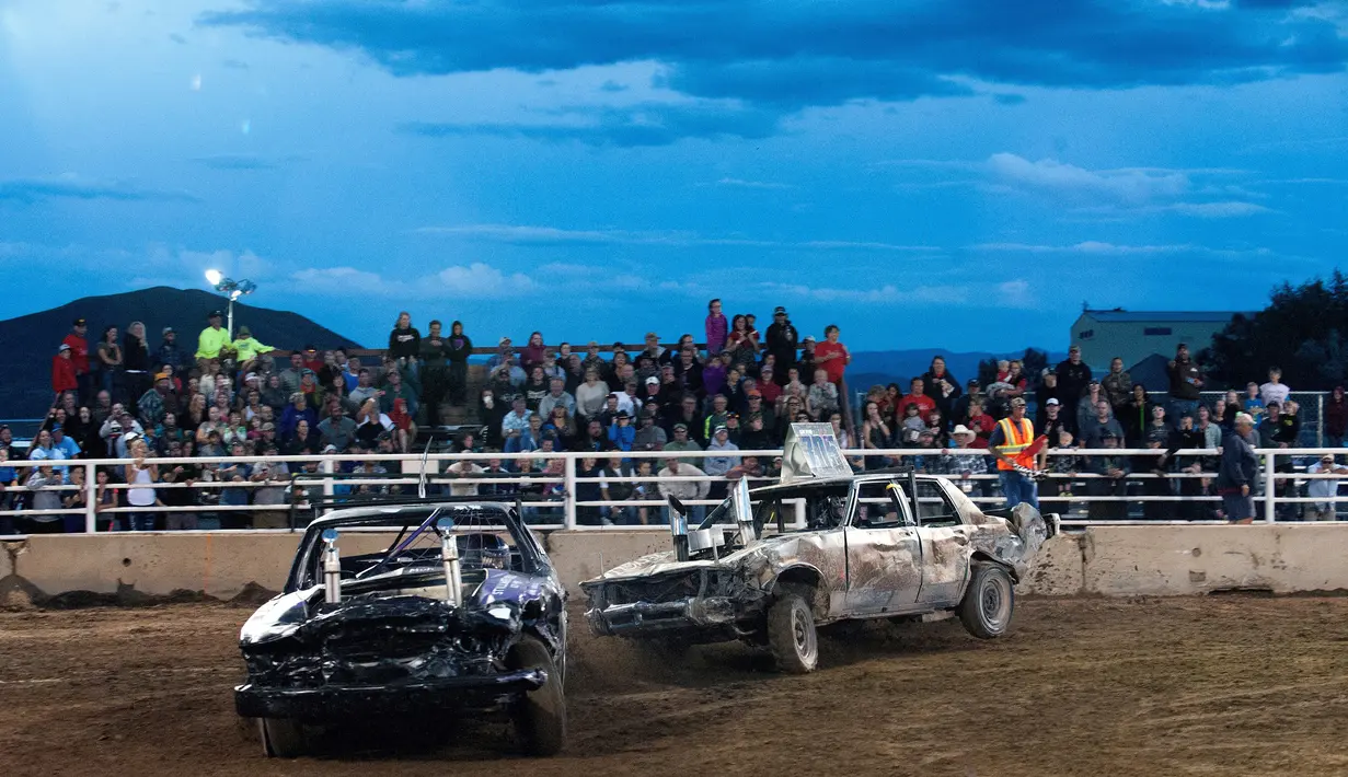 PHOTO Sensasi Lomba TabrakTabrakan Mobil di Colorado Foto