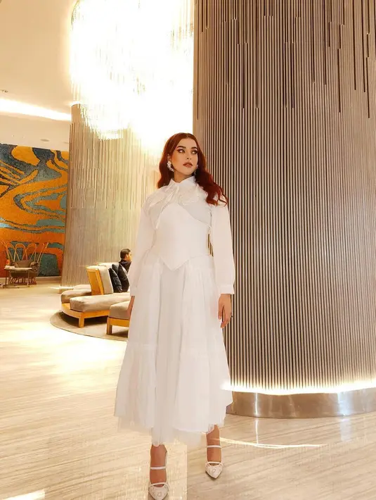 Kontras dengan rambut merahnya, Tasya Farasya mengenakan kemeja putih dengan gaya victorian [@tasyafarasya]